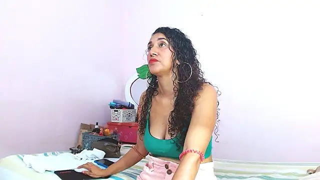 Snapshot of latinabueno41 chatting on 01/17/25, 04:04 latinabueno41 online show from 01/17/25, 04:04