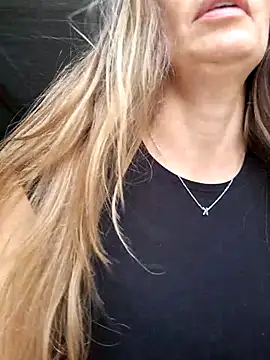 Snapshot of karina_warthon chatting on 09/13/25, 03:01 karina warthon online show from 09/13/25, 03:01