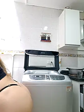 Snapshot of karina_warthon chatting on 10/04/25, 05:44 karina warthon online show from 10/04/25, 05:44
