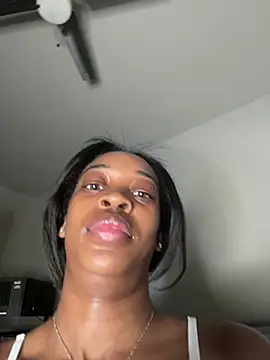 PrettypetitePrincess online show from 03/07/25, 04:24