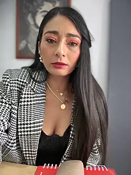 BELLA--26 online show from 11/18/25, 02:32