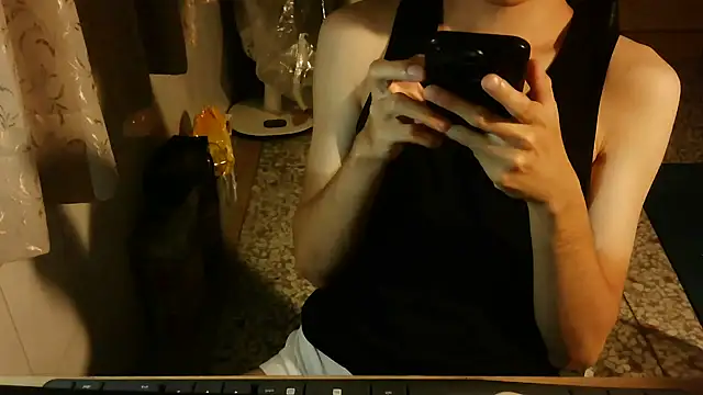 Snapshot of KYU890428 chatting on 10/25/25, 04:24 KYU890428 online show from 10/25/25, 04:24