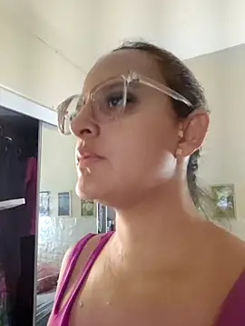 Snapshot of AliceRuivinha2 chatting on 09/13/25, 01:11 AliceRuivinha2 online show from 09/13/25, 01:11