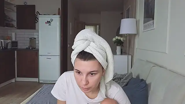 Snapshot of KristineEsme chatting on 10/30/25, 04:47 KristineEsme online show from 10/30/25, 04:47