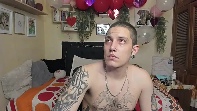 Snapshot of Blondandtattoofaced chatting on 02/20/25, 10:37 Blondandtattoofaced online show from 02/20/25, 10:37