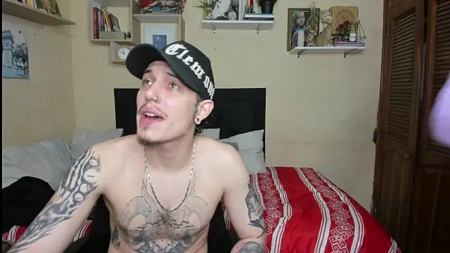 Snapshot of Blondandtattoofaced chatting on 09/18/25, 02:57 Blondandtattoofaced online show from 09/18/25, 02:57