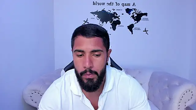 Snapshot of Santiago_huntt chatting on 10/04/25, 02:09 Santiago huntt online show from 10/04/25, 02:09