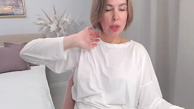 Snapshot of AnnyUBright chatting on 11/08/25, 01:33 AnnyUBright online show from 11/08/25, 01:33