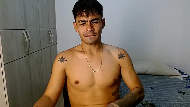 Snapshot of lonelydick2002 chatting on 11/05/25, 04:45 lonelydick2002 online show from 11/05/25, 04:45