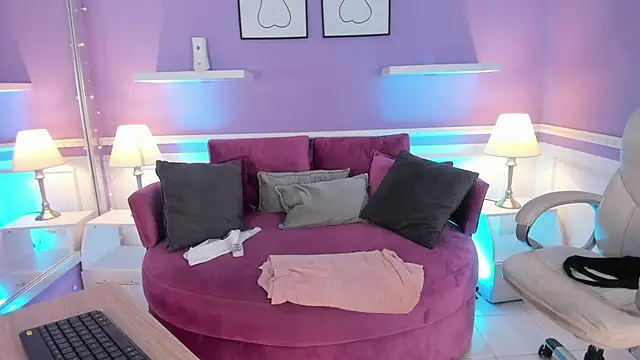 Emma Walkerr  online show from 02/06/25, 10:00