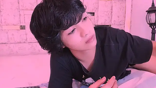 AllanYong18 online show from 03/20/25, 05:02