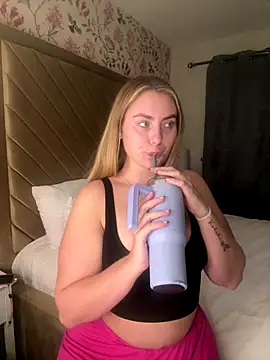 Snapshot of lucyRose_xoxox chatting on 09/28/25, 06:13 lucyRose xoxox online show from 09/28/25, 06:13