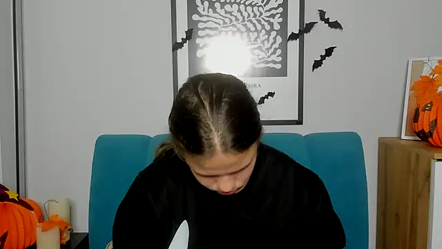 Snapshot of AdeleCruz chatting on 11/02/25, 08:06 AdeleCruz online show from 11/02/25, 08:06