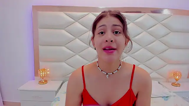 Snapshot of MiaQueen021 chatting on 01/18/25, 12:15 MiaQueen021 online show from 01/18/25, 12:15