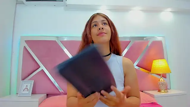 Snapshot of MiaQueen021 chatting on 11/19/25, 01:00 MiaQueen021 online show from 11/19/25, 01:00