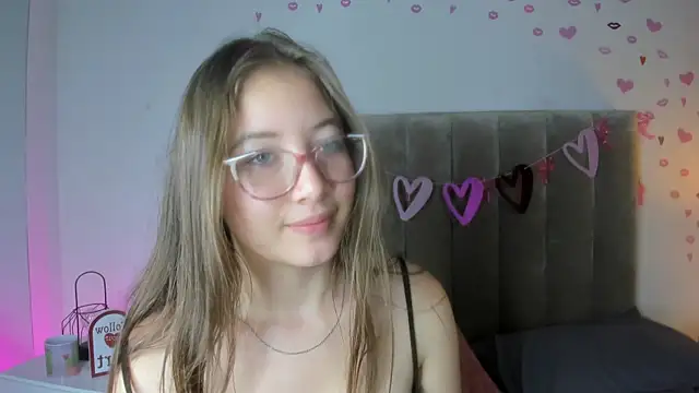 Snapshot of Dahlia_Rousse chatting on 03/08/25, 04:28 Dahlia Rousse online show from 03/08/25, 04:28