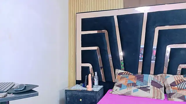 Snapshot of SolEvanss chatting on 10/21/25, 02:40 SolEvanss online show from 10/21/25, 02:40