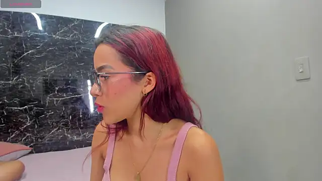 Snapshot of queen-090 chatting on 03/17/25, 03:40 queen-090 online show from 03/17/25, 03:40