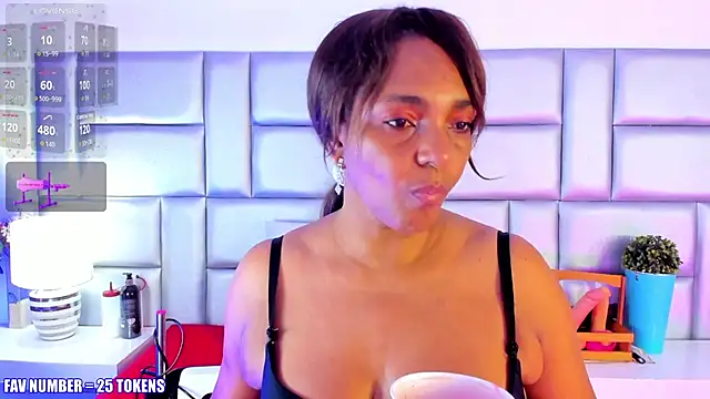 Snapshot of LovelyNickii chatting on 10/28/25, 12:52 LovelyNickii online show from 10/28/25, 12:52