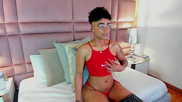 LuciaWallace online show from 10/06/25, 10:51