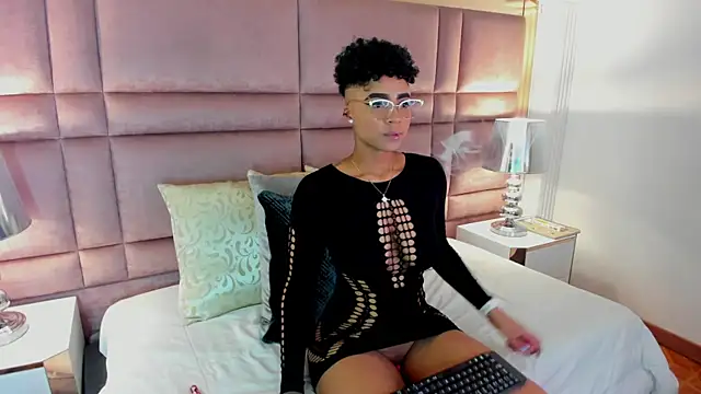 LuciaWallace online show from 10/10/25, 03:49