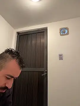 Snapshot of leonardohot1987 chatting on 01/15/25, 04:21 leonardohot1987 online show from 01/15/25, 04:21