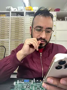 Snapshot of leonardohot1987 chatting on 03/13/25, 05:50 leonardohot1987 online show from 03/13/25, 05:50