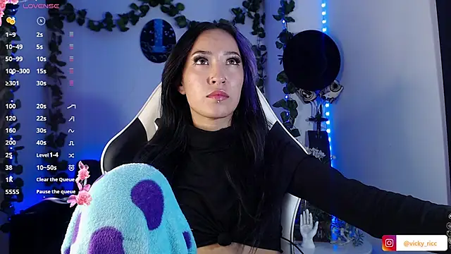 victoria ricci a online show from 11/17/25, 04:40