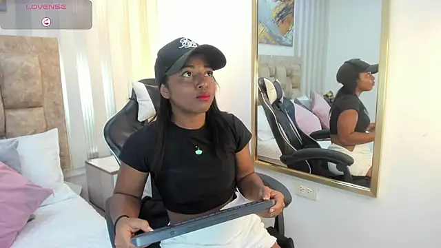 Snapshot of avis_lara chatting on 01/23/25, 07:51 avis lara online show from 01/23/25, 07:51