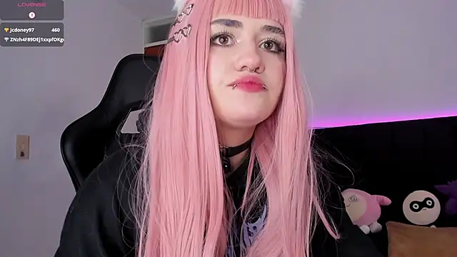 Snapshot of raven__white1 chatting on 02/20/25, 02:18 raven white1 online show from 02/20/25, 02:18