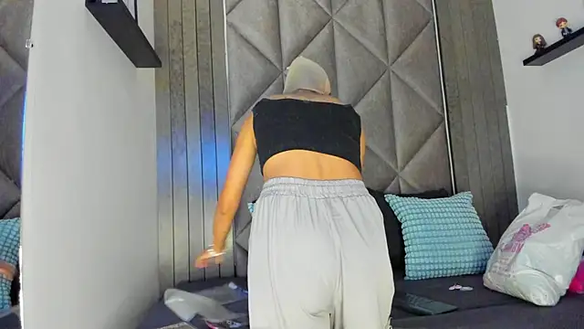 Snapshot of SabrinaSpell_ chatting on 09/13/25, 11:43 SabrinaSpell online show from 09/13/25, 11:43