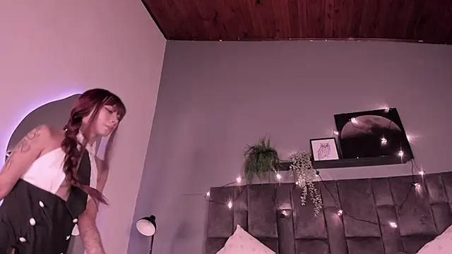 Snapshot of SabrinaSpell_ chatting on 11/08/25, 11:43 SabrinaSpell online show from 11/08/25, 11:43