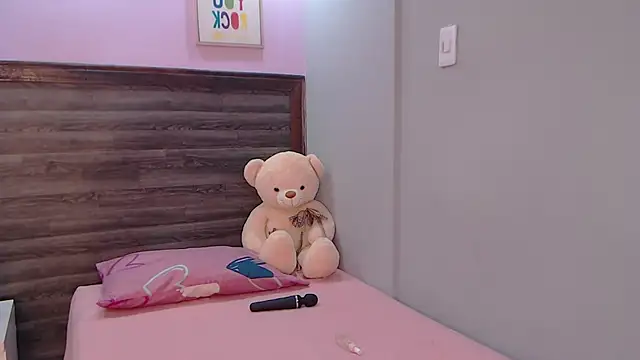 Snapshot of AdaaMillan chatting on 10/08/25, 11:30 AdaaMillan online show from 10/08/25, 11:30