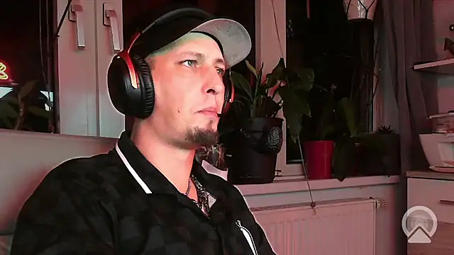 Skullkeeper1984 online show from 10/15/25, 10:32