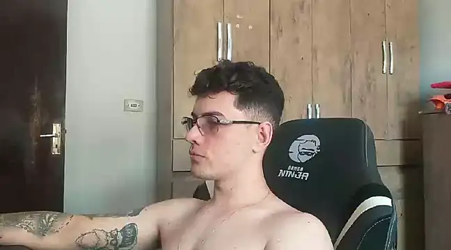 Snapshot of Dyllan__ chatting on 01/24/25, 06:04 Dyllan online show from 01/24/25, 06:04