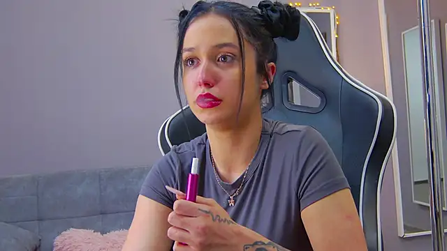 Eva Lovvia  online show from 02/03/25, 10:21