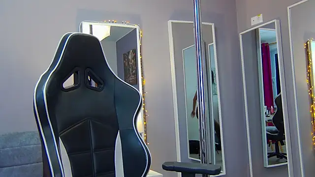 Eva Lovvia  online show from 02/20/25, 10:48