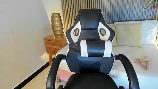 Snapshot of adarna13_ chatting on 11/12/25, 07:46 adarna13 online show from 11/12/25, 07:46