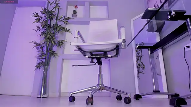 hannah howeell   online show from 09/11/25, 09:42