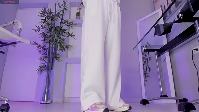 hannah howeell   online show from 09/12/25, 09:42