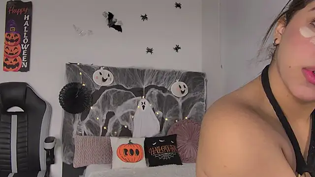 Snapshot of AmandaBrooks_18 chatting on 10/12/25, 01:04 AmandaBrooks 18 online show from 10/12/25, 01:04