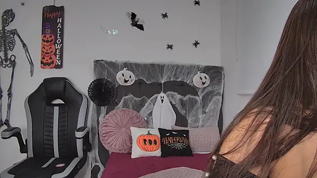 Snapshot of AmandaBrooks_18 chatting on 10/15/25, 01:28 AmandaBrooks 18 online show from 10/15/25, 01:28