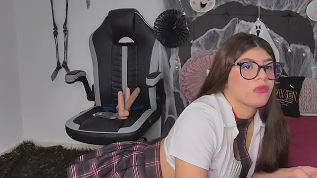 Snapshot of AmandaBrooks_18 chatting on 10/17/25, 02:59 AmandaBrooks 18 online show from 10/17/25, 02:59