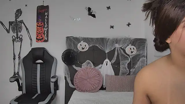 Snapshot of AmandaBrooks_18 chatting on 10/22/25, 12:55 AmandaBrooks 18 online show from 10/22/25, 12:55