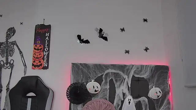 Snapshot of AmandaBrooks_18 chatting on 10/31/25, 02:01 AmandaBrooks 18 online show from 10/31/25, 02:01