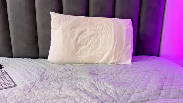 max shy online show from 10/27/25, 10:19