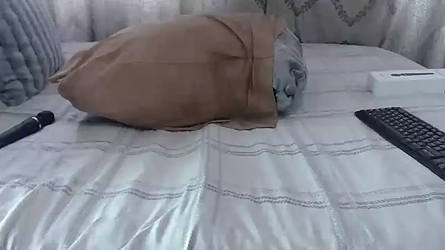 BUBBLYBUNNYxx online show from 10/27/25, 06:17