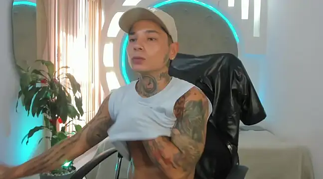 Snapshot of tattokoi chatting on 02/22/25, 07:36 tattokoi online show from 02/22/25, 07:36