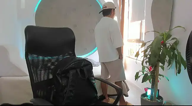 Snapshot of tattokoi chatting on 03/08/25, 07:31 tattokoi online show from 03/08/25, 07:31