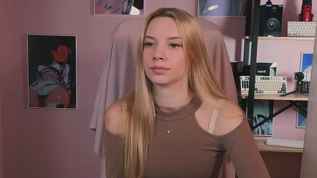 Snapshot of katt__y chatting on 10/28/25, 05:00 katt y online show from 10/28/25, 05:00